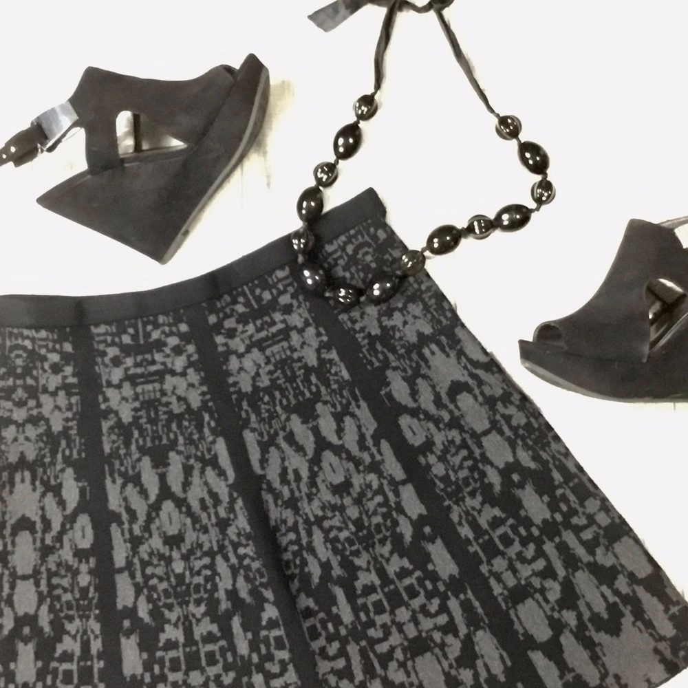 🐾 Spense grey and black skirt SZ L